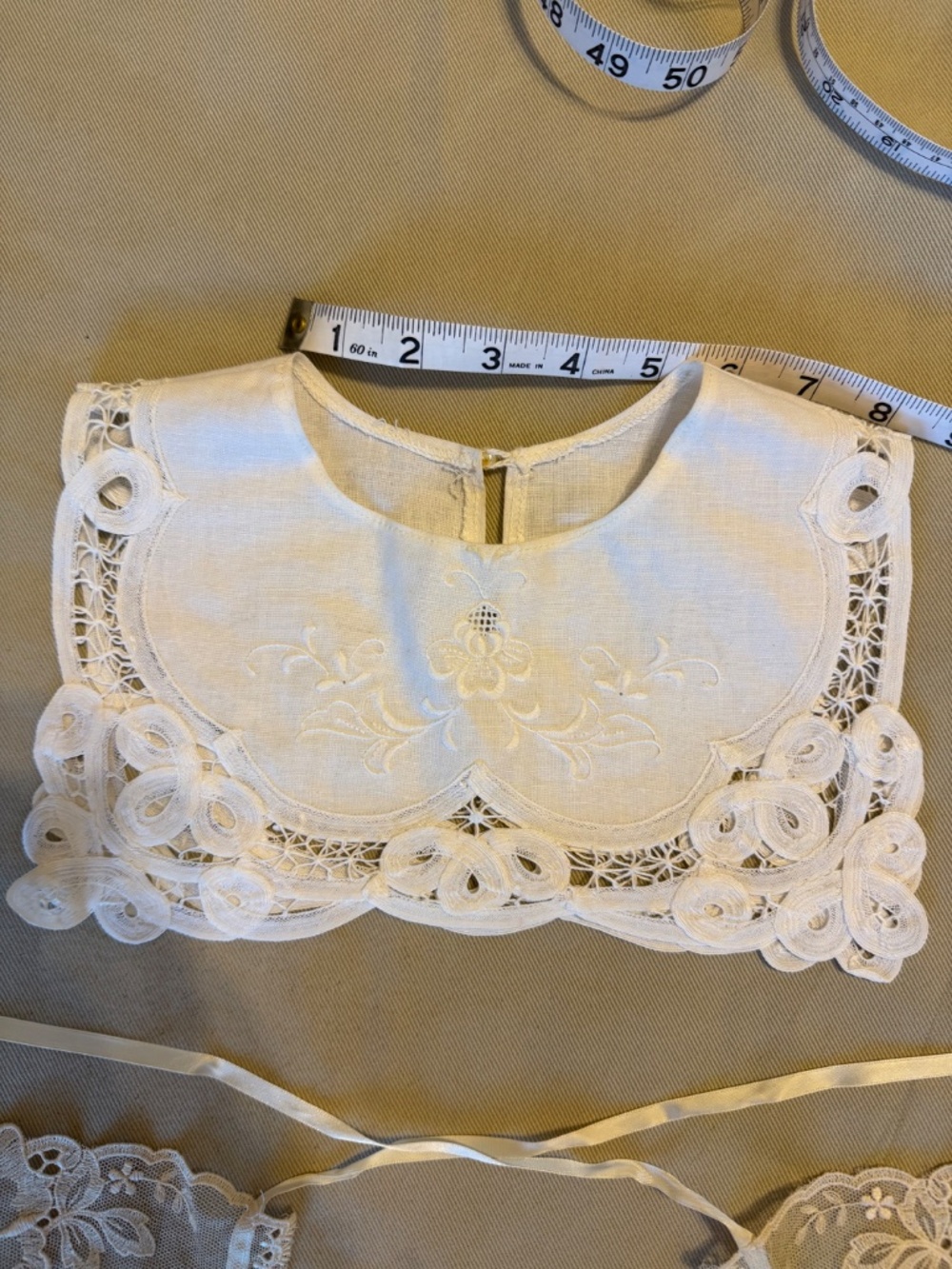 Girls lace collar